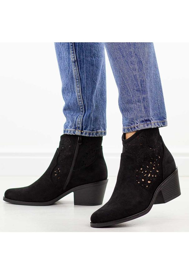 Czarne botki damskie, kowbojki S.Barski 8012. Okazja: na co dzień. Kolor: czarny. Materiał: zamsz. Szerokość cholewki: normalna. Sezon: wiosna, jesień, lato. Obcas: na obcasie. Styl: casual, elegancki, klasyczny. Wysokość obcasa: średni