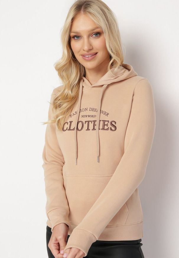 Born2be - Beżowa Dzianinowa Bluza z Kapturem i Haftowanym Napisem Athendra. Typ kołnierza: kaptur. Kolor: beżowy. Materiał: dzianina. Wzór: napisy, haft. Styl: elegancki