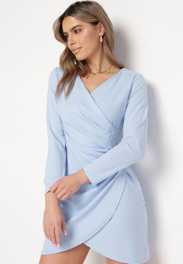 Born2be - Niebieska Sukienka Kopertowa z Ozdobnym Marszczeniem Ohildria. Kolor: niebieski. Typ sukienki: kopertowe. Styl: elegancki