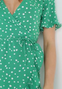 Born2be - Zielona Sukienka Caeike. Kolor: zielony. Wzór: nadruk, kropki, aplikacja. Typ sukienki: kopertowe, asymetryczne
