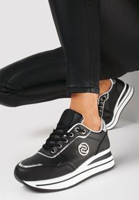 Born2be - Czarne Sneakersy na Platformie z Lamówką Ozdobione Naszywką Liseart. Kolor: czarny. Wzór: aplikacja. Obcas: na platformie #1