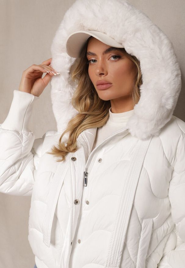 Renee - Biała Kurtka Pikowana z Kapturem Ściągaczami i Futrem Tarnea. Okazja: na co dzień. Typ kołnierza: kaptur. Kolor: biały. Materiał: futro. Styl: elegancki, casual