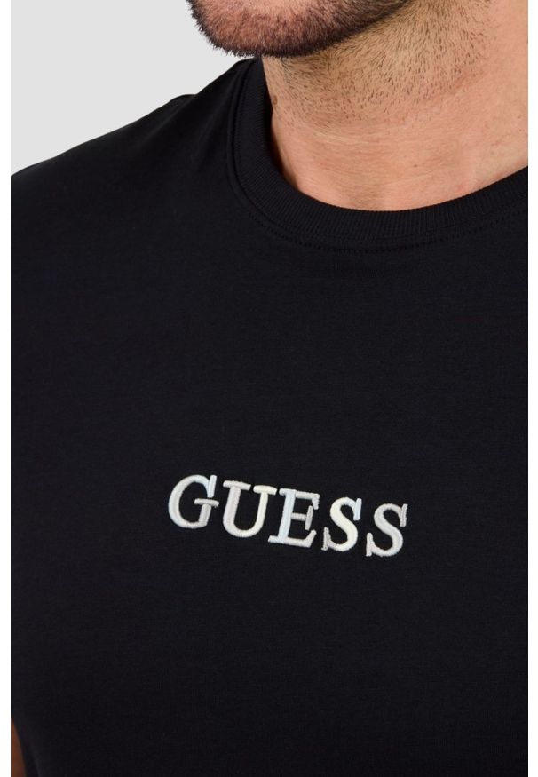 Guess - GUESS Czarny t-shirt z haftowanym logo. Kolor: czarny. Wzór: haft