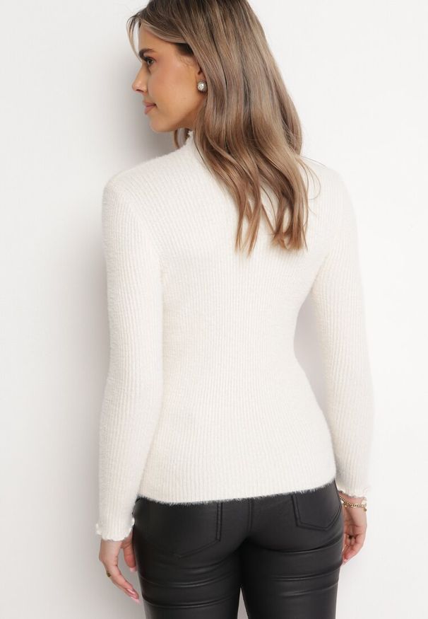 Born2be - Jasnobeżowy Puchaty Wełniany Sweter z Półgolfem i Biżuteryjnymi Guzikami Xeminta. Kolor: beżowy. Materiał: wełna