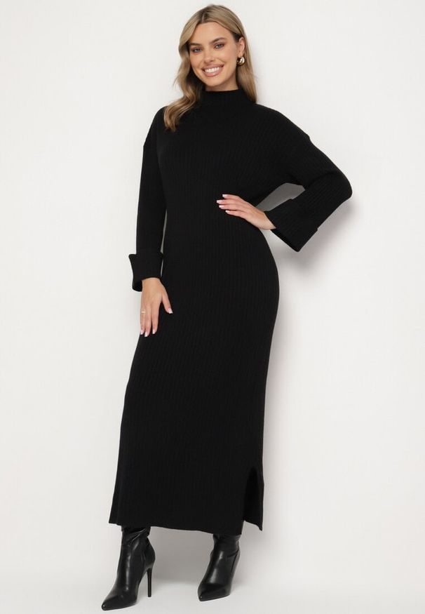 Born2be - Czarna Sweterkowa Sukienka z Wiskozą i Wywiniętymi Rękawami Gebiga. Okazja: na co dzień. Kolor: czarny. Materiał: wiskoza. Styl: klasyczny, elegancki, casual