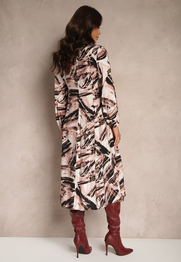 Renee - Jasnoróżowa Wzorzysta Sukienka z Wiskozą o Rozkloszowanym Kroju z Dodatkowym Paskiem Mirilie. Okazja: na co dzień. Kolor: różowy. Materiał: wiskoza. Typ sukienki: proste, rozkloszowane. Styl: elegancki, casual