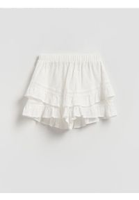 Reserved - Szorty imitujące spódnicę - biały. Kolor: biały. Materiał: bawełna #1