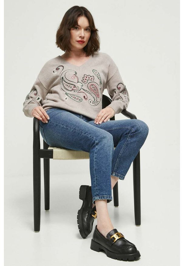 medicine - Medicine sweter damski kolor beżowy. Kolor: beżowy. Długość rękawa: długi rękaw. Długość: długie. Wzór: haft