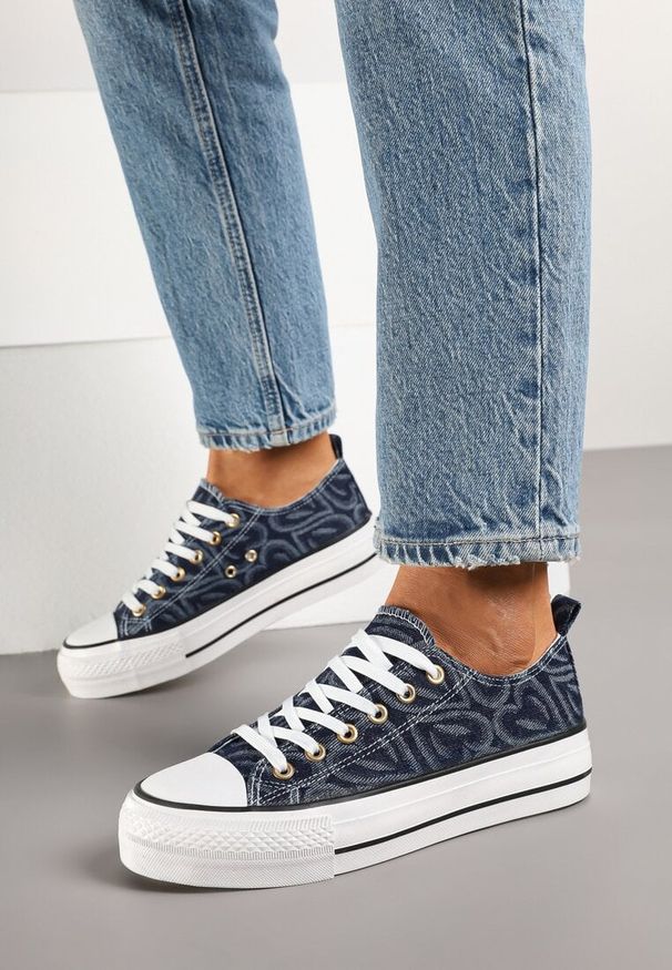 Born2be - Granatowe Trampki na Grubej Podeszwie Zdobione Printem w Serca Gonarelle. Okazja: na co dzień. Kolor: niebieski. Materiał: skóra, jeans. Wzór: aplikacja, nadruk. Obcas: na obcasie. Styl: elegancki, casual. Wysokość obcasa: niski