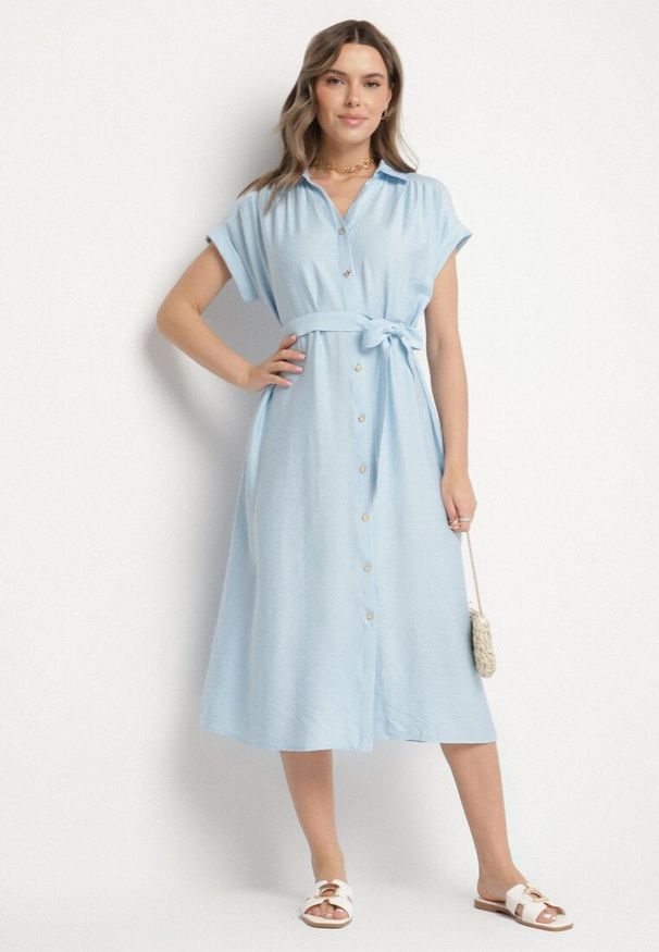 Born2be - Niebieska Wiskozowa Sukienka Koszulowa z Paskiem Rinaruna. Okazja: na co dzień. Kolor: niebieski. Materiał: wiskoza. Typ sukienki: koszulowe. Styl: casual, elegancki