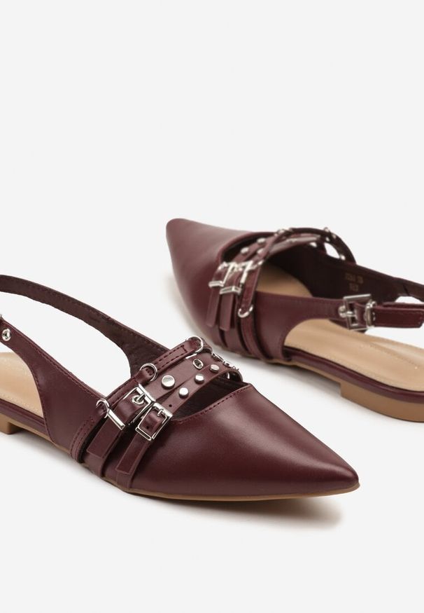 Renee - Bordowe Sandały Slingback ze Szpiczastym Noskiem Zdobione Paskami z Klamerkami Voseira. Okazja: na spotkanie biznesowe. Nosek buta: szpiczasty. Zapięcie: pasek. Kolor: czerwony. Materiał: jeans. Wzór: aplikacja. Styl: biznesowy, elegancki