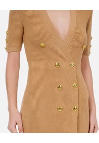 Elisabetta Franchi - ELISABETTA FRANCHI - Kamelowa mini sukienka ze złotymi guzikami. Kolor: brązowy. Materiał: wiskoza, tkanina. Styl: elegancki. Długość: mini #3