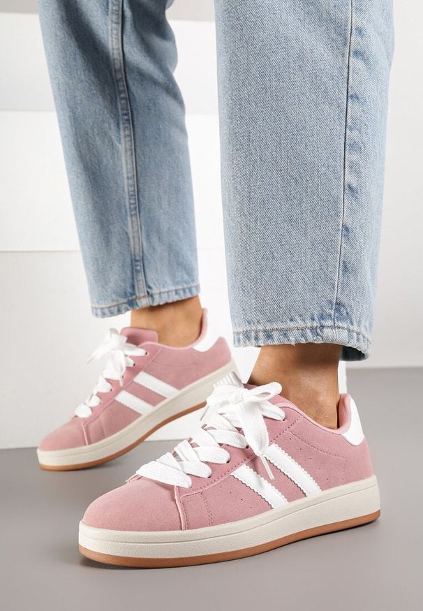 Born2be - Różowo-Białe Sneakersy z Ozdobnymi Paskami Rilanira. Okazja: na co dzień. Zapięcie: pasek. Kolor: różowy. Materiał: jeans. Wzór: paski