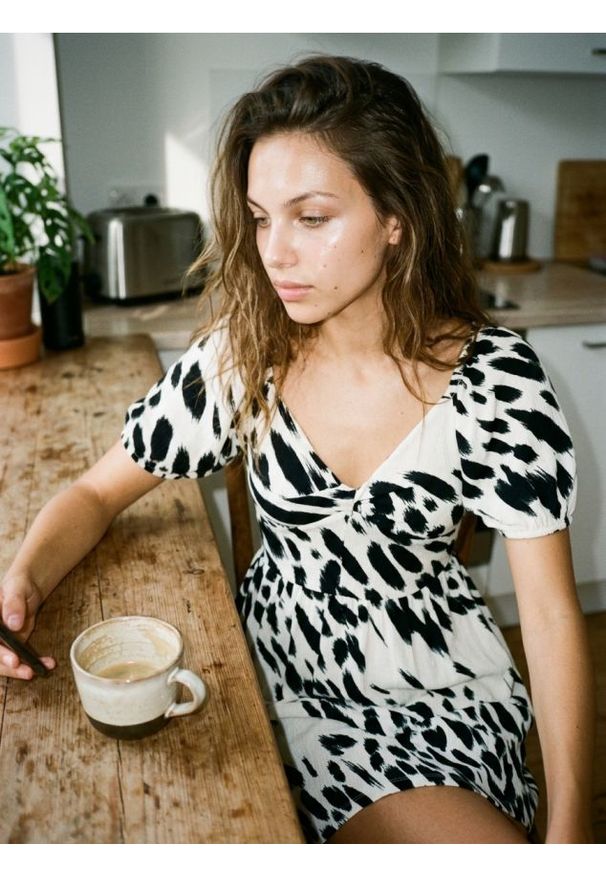 Sinsay - Sukienka mini z abstrakcyjnym wzorem - wielobarwny. Długość: mini