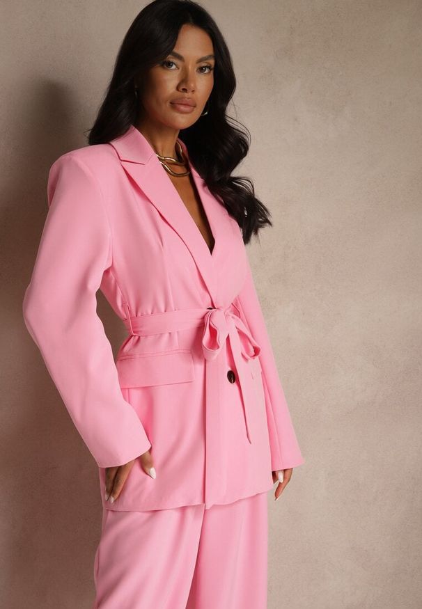 Renee - Różowa Marynarka Oversize z Usztywnioną Linią Ramion i Paskiem Diolisa. Okazja: na spotkanie biznesowe, na co dzień. Kolor: różowy. Materiał: jeans. Styl: elegancki, biznesowy, casual