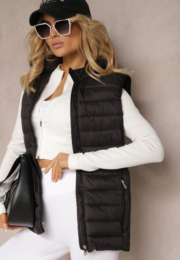 Renee - Czarna Kamizelka Pikowana z Kapturem Olava. Okazja: na uczelnię, do pracy, na co dzień. Typ kołnierza: kaptur. Kolekcja: plus size. Kolor: czarny. Materiał: materiał. Wzór: gładki. Styl: casual