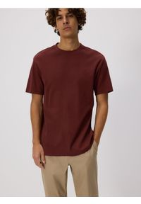 Reserved - Strukturalny t-shirt comfort fit - bordowy. Kolor: czerwony. Materiał: bawełna, dzianina