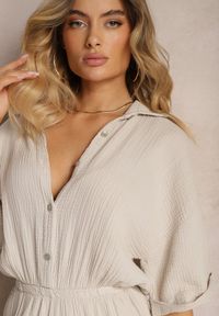 Renee - Beżowy Taliowany Kombinezon z Bawełny Góra w Formie Koszuli oraz Luźne Spodnie Namsorin. Kolor: beżowy. Materiał: bawełna. Długość rękawa: krótki rękaw. Długość: krótkie. Sezon: lato #3