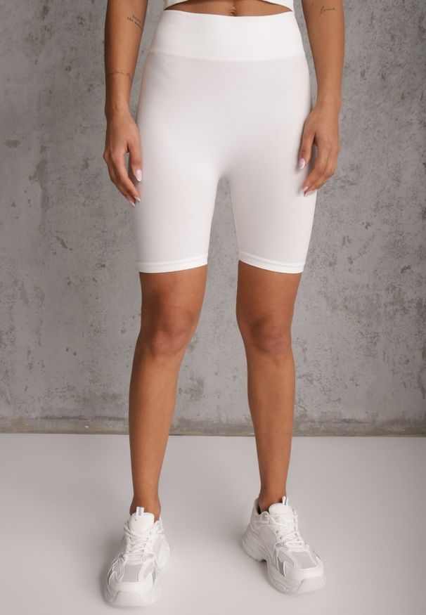 Renee - Białe Elastyczne Szorty Biker High Waist Diovien. Okazja: na co dzień. Stan: podwyższony. Kolor: biały. Materiał: prążkowany. Długość: krótkie. Styl: casual