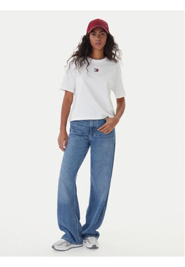 Tommy Jeans T-Shirt Badge DW0DW22202 Écru Boxy Fit. Kolor: kremowy. Materiał: bawełna