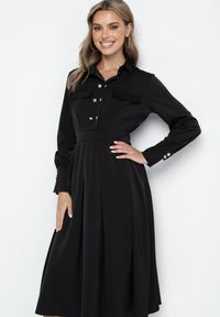 Born2be - Czarna Rozkloszowana Sukienka o Koszulowym Kroju z Imitacją Kieszeni i Gumką w Talii Rizza. Okazja: na co dzień. Kolor: czarny. Typ sukienki: koszulowe. Styl: casual, klasyczny, elegancki, wizytowy #6