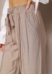 Renee - Ciemnobeżowe Spodnie z Szeroką Gumką w Pasie i Materiałowym Paskiem Brylia. Stan: podwyższony. Kolor: beżowy. Materiał: materiał #5