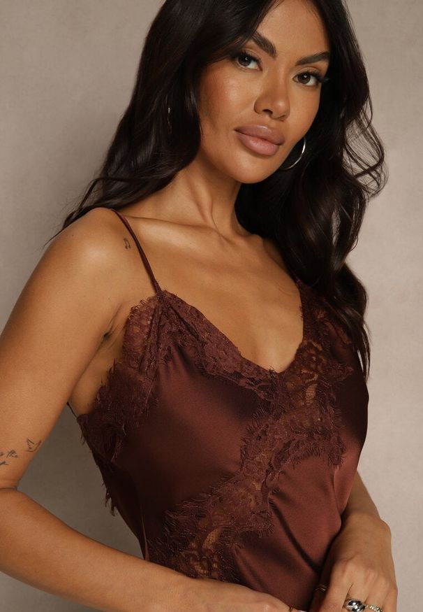 Renee - Brązowa Satynowa Sukienka Asymetryczna z Koronką Monoria. Kolor: brązowy. Materiał: satyna, koronka. Długość rękawa: na ramiączkach. Wzór: koronka. Typ sukienki: asymetryczne. Długość: midi