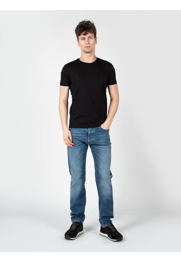 Iceberg T-Shirt "C-Neck" | F0146301 | Mężczyzna | Czarny. Okazja: na co dzień. Kolor: czarny. Materiał: bawełna. Styl: klasyczny, casual, elegancki