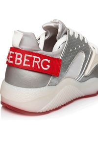 Iceberg - ICEBERG - Białe sneakersy z czerwonymi detalami. Okazja: na co dzień. Kolor: czerwony. Materiał: materiał