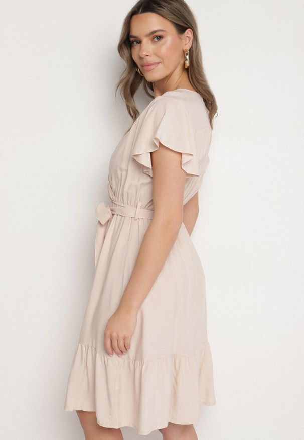 Born2be - Beżowa Wiskozowa Sukienka z Kopertowym Dekoltem i Paskiem Aurenelle. Okazja: na co dzień. Typ kołnierza: dekolt kopertowy. Kolor: beżowy. Materiał: wiskoza. Długość rękawa: krótki rękaw. Sezon: wiosna, lato. Typ sukienki: kopertowe. Styl: casual