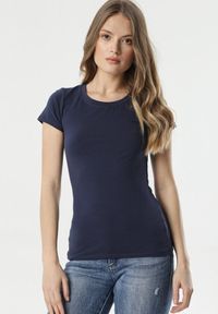 Born2be - Granatowy T-shirt Gathanthei. Okazja: do domu, na co dzień. Kolor: niebieski. Materiał: jeans, bawełna, dresówka, dzianina. Długość rękawa: krótki rękaw. Długość: krótkie. Wzór: gładki. Styl: casual, klasyczny, sportowy #1