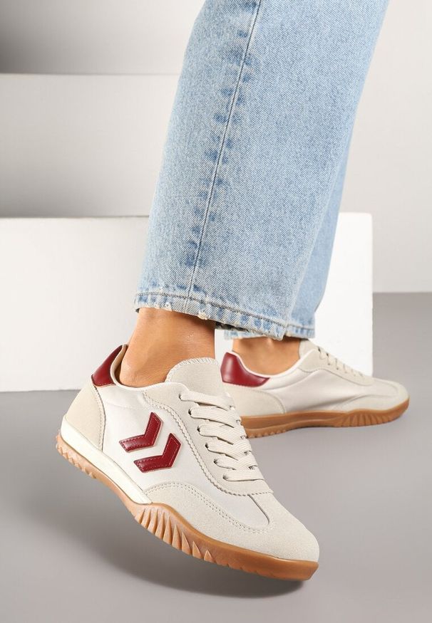 Born2be - Beżowo-Czerwone Sneakersy w Stylu Klasycznych Tenisówek z Ozdobnymi Przeszyciami Mepnia. Okazja: na co dzień. Kolor: beżowy. Materiał: jeans