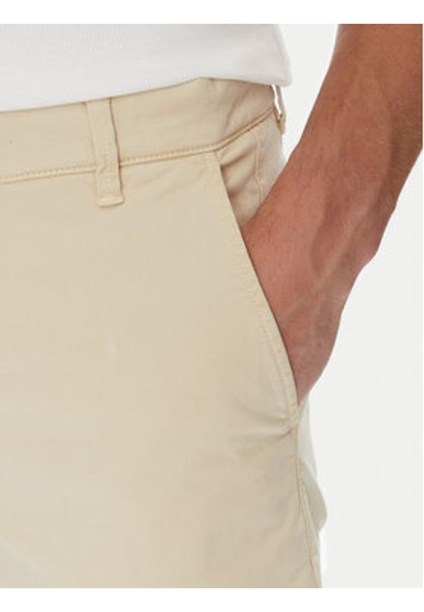 Mustang Szorty materiałowe Amsterdam 1016450 Beżowy Slim Fit. Kolor: beżowy. Materiał: bawełna