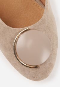 Renee - Ciemnobeżowe Czółenka Vices z Wkładką z Naturalnej Skóry i Metalowymi Akcentami Jorinna. Kolor: beżowy. Materiał: skóra. Obcas: na obcasie. Styl: klasyczny, elegancki. Wysokość obcasa: średni #7