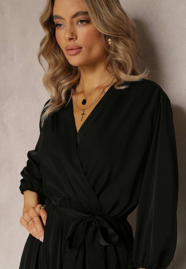 Renee - Czarna Kopertowa Sukienka z Gumką i Paskiem w Talii Zdobiona Plisowaniem Kaylina. Kolekcja: plus size. Kolor: czarny. Wzór: aplikacja. Typ sukienki: kopertowe