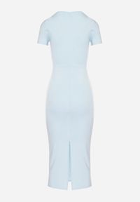 Born2be - Jasnoniebieska Sukienka Dopasowana Bodycon z Dekoltem w Serek Efricene. Okazja: na co dzień. Typ kołnierza: dekolt w serek. Kolor: niebieski. Materiał: jeans. Długość rękawa: krótki rękaw. Typ sukienki: bodycon. Styl: klasyczny, casual #5