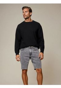 Sinsay - Jeansowe szorty slim fit z kieszeniami - szary. Kolor: szary. Materiał: jeans