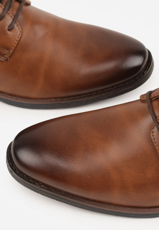 Born2be - Jasnobrązowe Półbuty Wizytowe ze Skórzaną Wkładką i Geometryczną Wstawką Everis. Kolor: brązowy. Materiał: skóra. Wzór: geometria. Styl: wizytowy