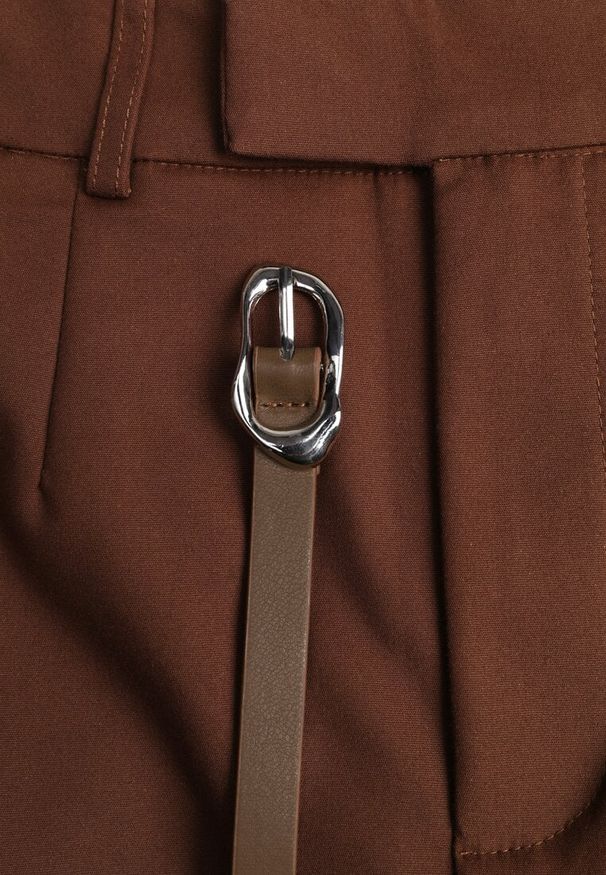 Renee - Brązowa Spódnica z Bawełną o Dopasowanym Kroju z Paskiem i Podszewką-Szortami Vitia. Okazja: na co dzień. Kolor: brązowy. Materiał: bawełna. Styl: elegancki, casual