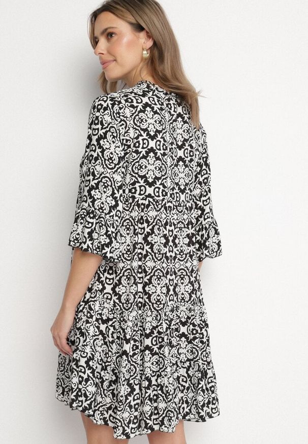 Born2be - Czarna Bawełniana Sukienka Rozkloszowana z Falbanką w Ornamentalny Wzór Laneloren. Kolor: czarny. Materiał: bawełna