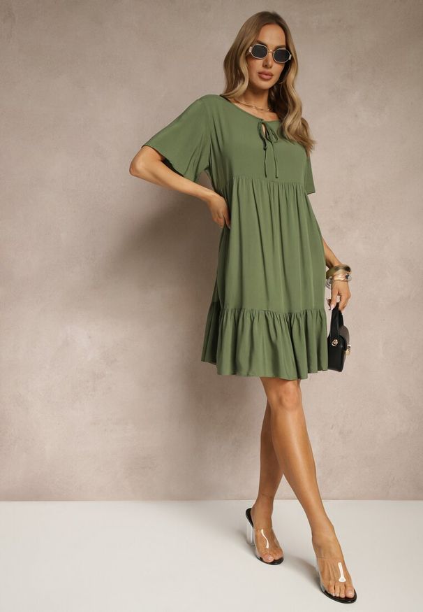 Renee - Ciemnozielona Bawełniana Sukienka Rozkloszowana z Wiązaniem przy Dekolcie Mepova. Okazja: na co dzień. Kolor: zielony. Materiał: bawełna. Styl: klasyczny, casual