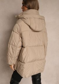 Renee - Beżowa Puchowa Kurtka Oversize z Pikowanymi Przeszyciami i Kapturem Galeana. Okazja: na co dzień. Kolor: brązowy. Materiał: puch. Sezon: zima. Styl: casual, elegancki