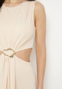 Born2be - Jasnobeżowa Sukienka z Wiskozą Ozdobiona Wycięciami i Metalową Aplikacją Odivaria. Kolor: beżowy. Materiał: wiskoza. Wzór: aplikacja. Styl: klasyczny #4