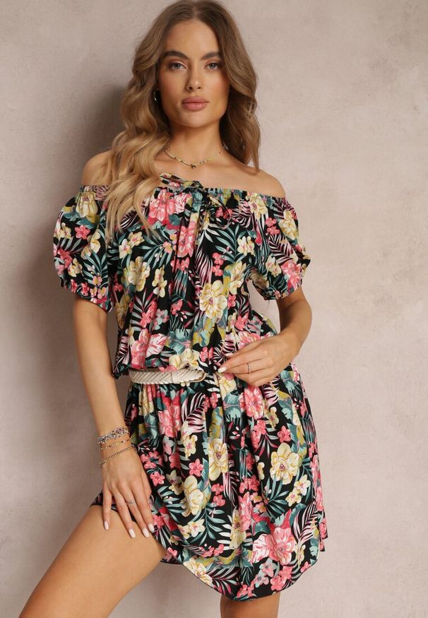 Renee - Czarno-Różowa Wiskozowa Sukienka Mini w Kwiaty z Hiszpańskim Dekoltem i Gumką w Talii Selecia. Kolor: czarny. Materiał: wiskoza. Wzór: kwiaty. Długość: mini