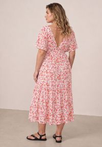 Born2be - Różowa Taliowana Sukienka Casual w Kwiaty z Wiskozą Myrassa. Okazja: na co dzień. Kolor: różowy. Materiał: wiskoza. Wzór: kwiaty. Typ sukienki: proste. Styl: casual #7