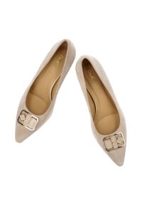 Czółenka damskie S.Barski, cholewka ze skóry naturalnej na smukłym obcasie z delikatnie zwężanym noskiem i elegancką geometryczną ozdobą, beżowe, CR6. Nosek buta: szpiczasty. Kolor: beżowy. Materiał: skóra. Szerokość cholewki: normalna. Wzór: geometria, aplikacja. Obcas: na obcasie. Styl: elegancki. Wysokość obcasa: średni #7