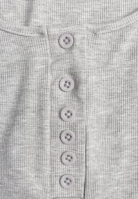 Born2be - Szary Prążkowany Top na Szerokich Ramiączkach z Bawełny Zdobiony Guzikami Bernella. Okazja: na spacer. Kolor: szary. Materiał: prążkowany, bawełna. Długość rękawa: na ramiączkach. Wzór: aplikacja. Sezon: zima, lato. Styl: elegancki #3