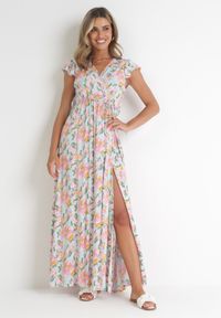 Born2be - Jasnoniebieska Sukienka Kopertowa z Gumką w Pasie w Kwiaty Pive. Typ kołnierza: kołnierz z falbankami. Kolor: niebieski. Materiał: wiskoza, materiał, tkanina. Wzór: kwiaty. Typ sukienki: kopertowe. Długość: maxi #1