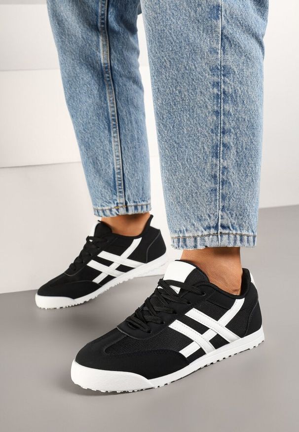 Born2be - Czarne Płaskie Sneakersy Ozdobione Paskami Almi. Zapięcie: pasek. Kolor: czarny. Materiał: jeans. Wzór: aplikacja