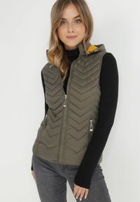 Born2be - Ciemnozielona Kamizelka Pikowana z Kapturem Euphiolea. Typ kołnierza: kaptur. Kolor: zielony. Wzór: aplikacja, geometria. Styl: elegancki #1
